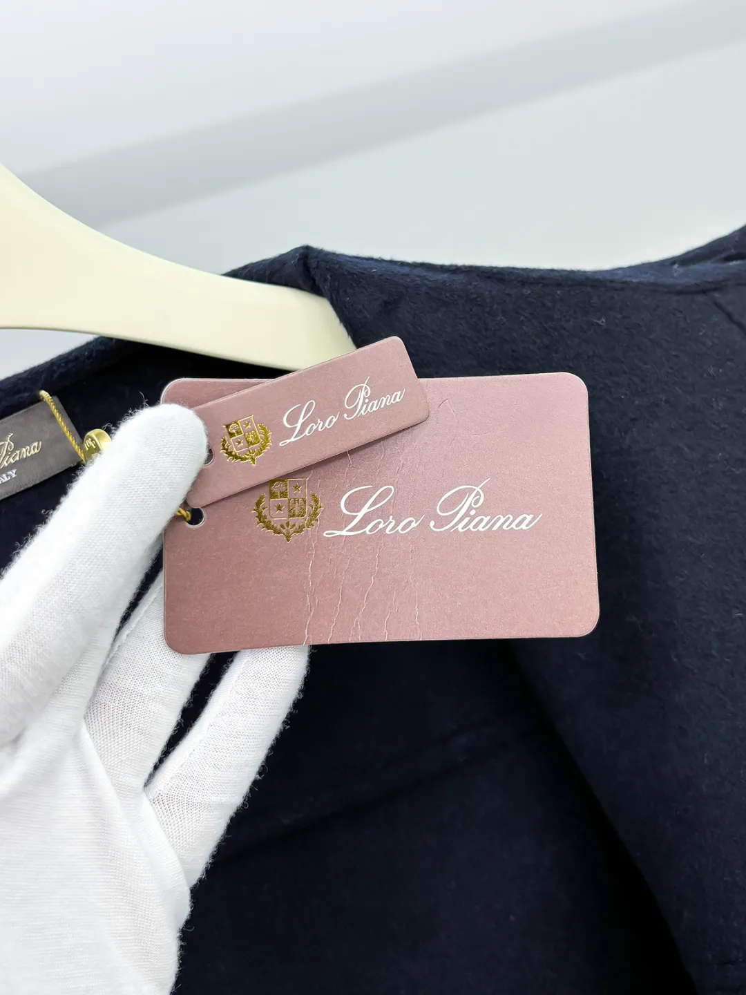 (Purely handmade) LP&Nuoyou Panya Premium men’s wardrobe must-have pure handmade cashmere wool coat. Each piece is sewn by hand. Seamless inside - with packaging. Regarding style and design: If the long coat made of woolen material is too picky about "hardware" and "software", then this group of short coats is enough to accommodate. With simple small lapels and straight micro silhouette, the overall style is minimalist and youthful at the same time. About the fabric and technology: It is made of 80 wool, 10% mulberry silk, 10% cashmere. The wool is specially processed by imported equipment from Italy, which makes the texture of the cloth quite excellent, with a fluffy and saturated velvet texture. The fabric is soft, delicate and high-end, and the garments have super wrinkle resistance. The entire jacket is hand-sewn by a master craftsman stitch by stitch, and is produced with great ingenuity. Dark stitches are used to outline the edges and three-dimensional contours, keeping the garment minimalist while showing the craftsmanship value. Every stitch and proportion is carefully arranged. Sizes: S-2XL
